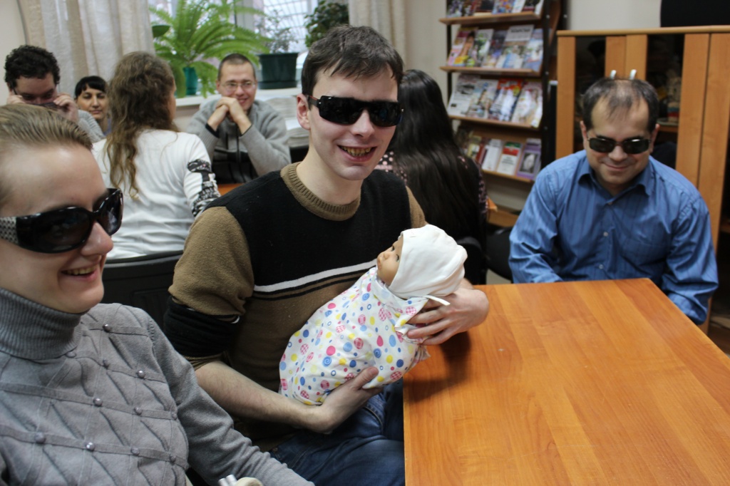 Наталья Барскова и мужская часть команды "Вместе"  с собственноручно спеленутым младенцем
