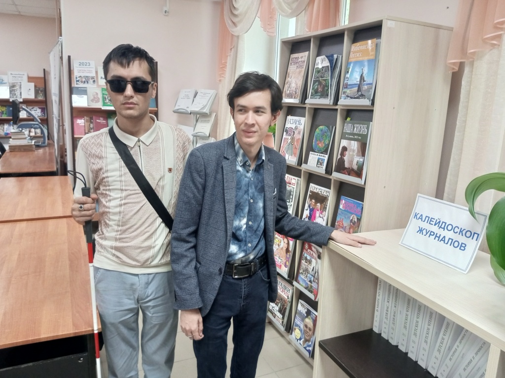 Представители некоммерческой организации "Шароит плюс" Абдулазиз Салимов и Мирали Гиясов в читальном зале библиотеки для слепых Татарстана
