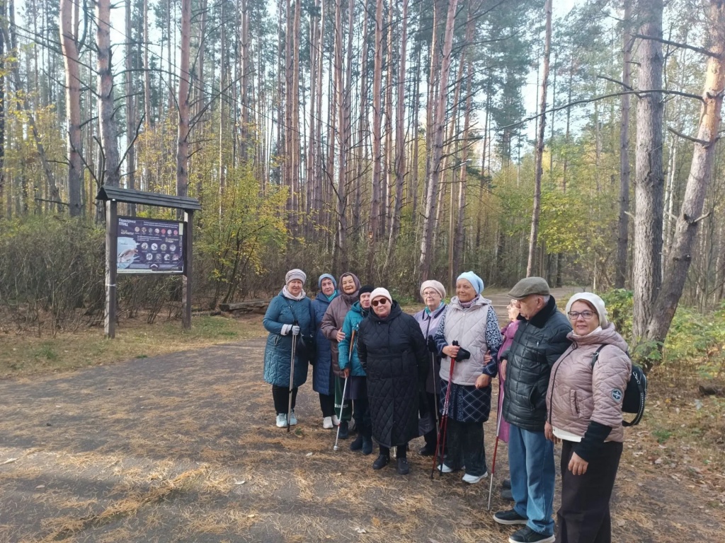 группа читателей в лесу 91eab5a6-e1c6-45e0-ab0d-db806f08cda1.jpg