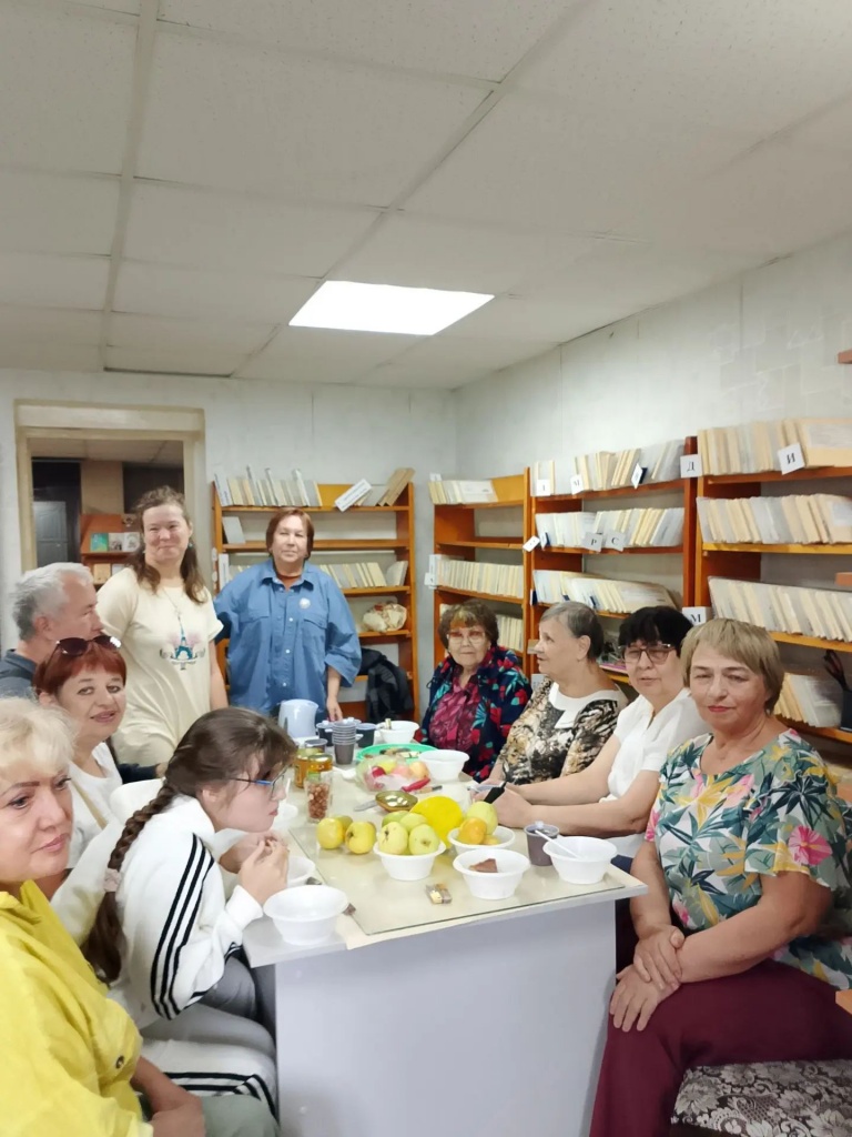участники мероприятия за столом участники мероприятия за столом
