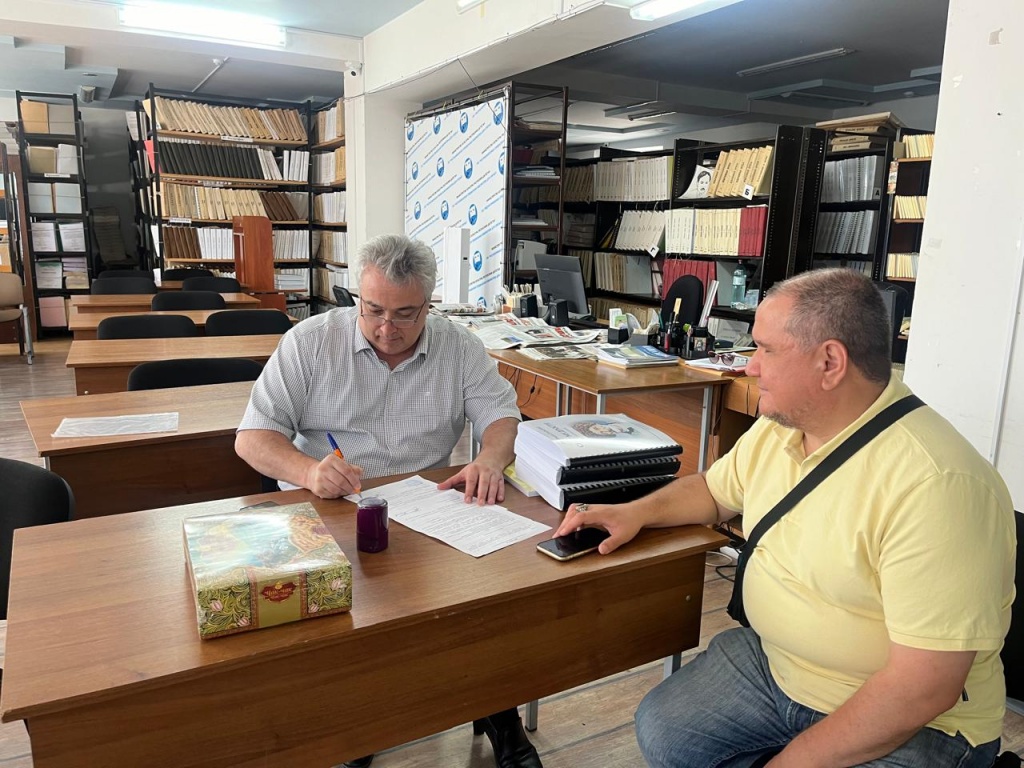 Директор Дагестанской специальной библиотеки для слепых Малучиев Г.С. подписывает договор о взаимном сотрудничестве с нашей библиотекой. На фотографии также присутствует Хаертдинов И.А., директор специальной библиотеки для слепых и слабовидящих имени Ш.К.Еникеева 