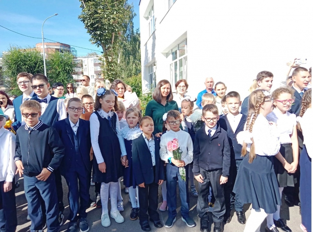 Фото детей и их родителей 1 сентября 2023 года в 172 школе Казани