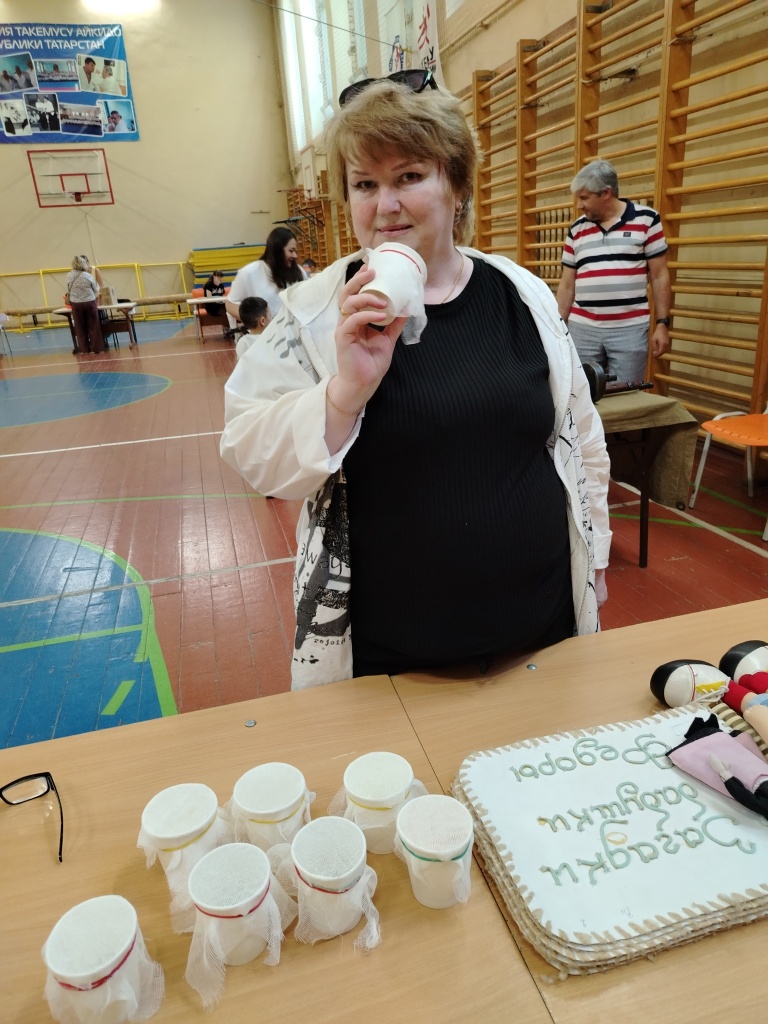 На фото участница игры на распознавание запахов «Ароматная забава» пытается угадать запах