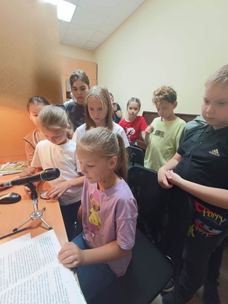 Учащиеся пришкольного лагеря "Кояшкай" на экскурсии в пункте выдачи Елабужского филиала библиотеки и радиоузле
