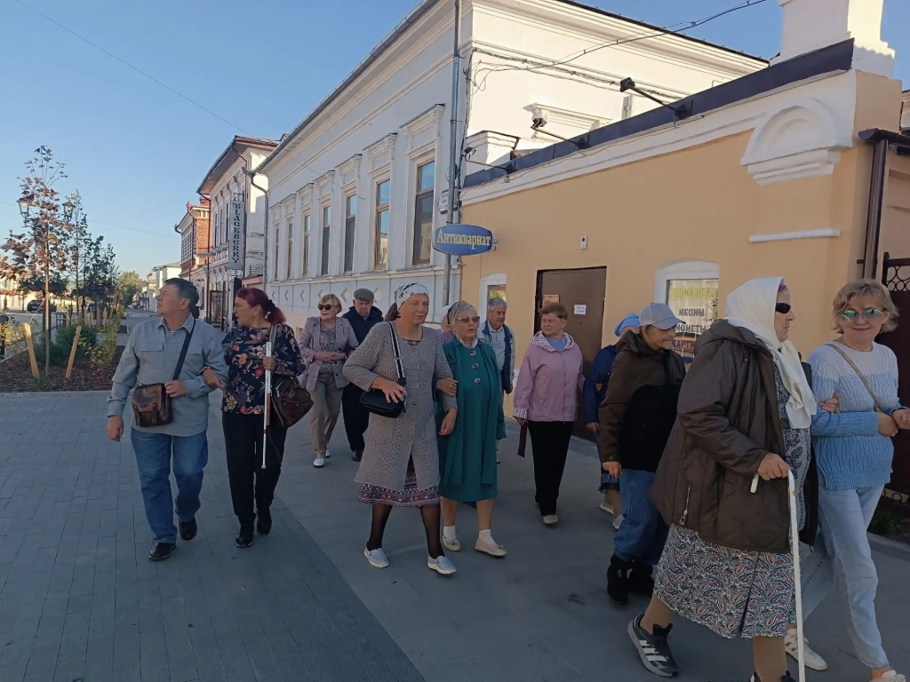 читатели прогуливаются по улице Казанская читатели прогуливаются по улице Казанская