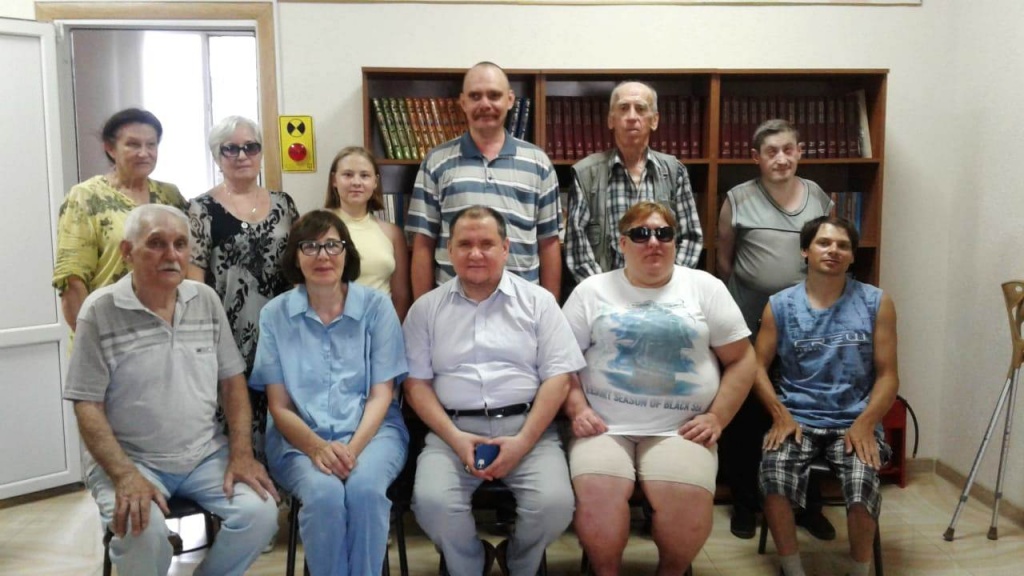 В Кабардино-Балкарской библиотеке для слепых общая фотография с коллективом и читателями