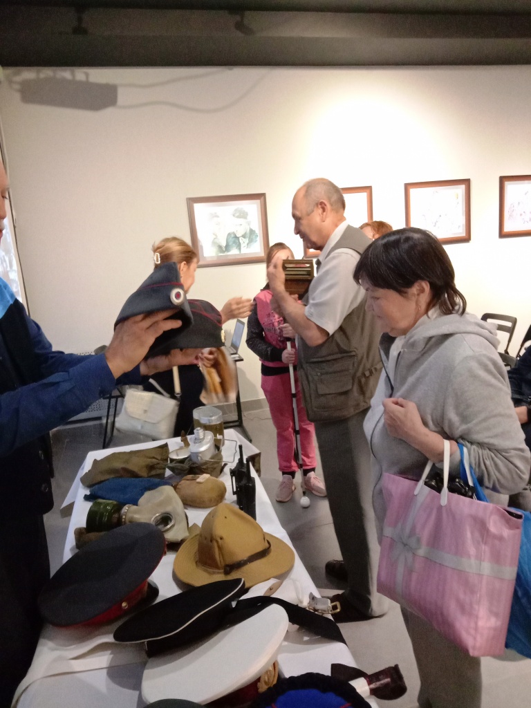 Экскурсия в музей МВД РТ. У стола с головными уборами