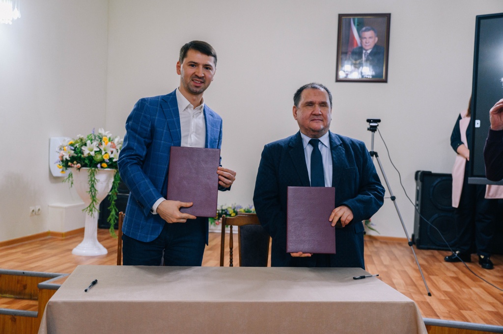 Подписание соглашения о сотрудничестве. На фото Губайдуллин Эмиль Фидаилевич и Хаертдинов Идрис Адипович стоят, в руках подписанные соглашения о сотрудничестве