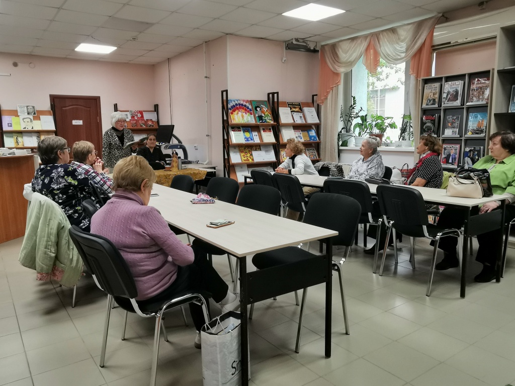 читатели слушают стихи