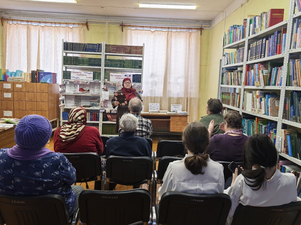 Библиотекарь рассказывает о творчестве Анны Герман.