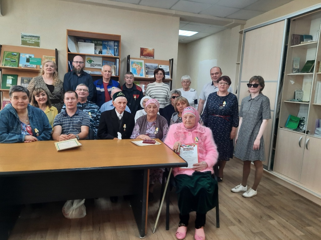 Нелли Курбангалеева среди награждённых Нелли Курбангалеева среди награждённых